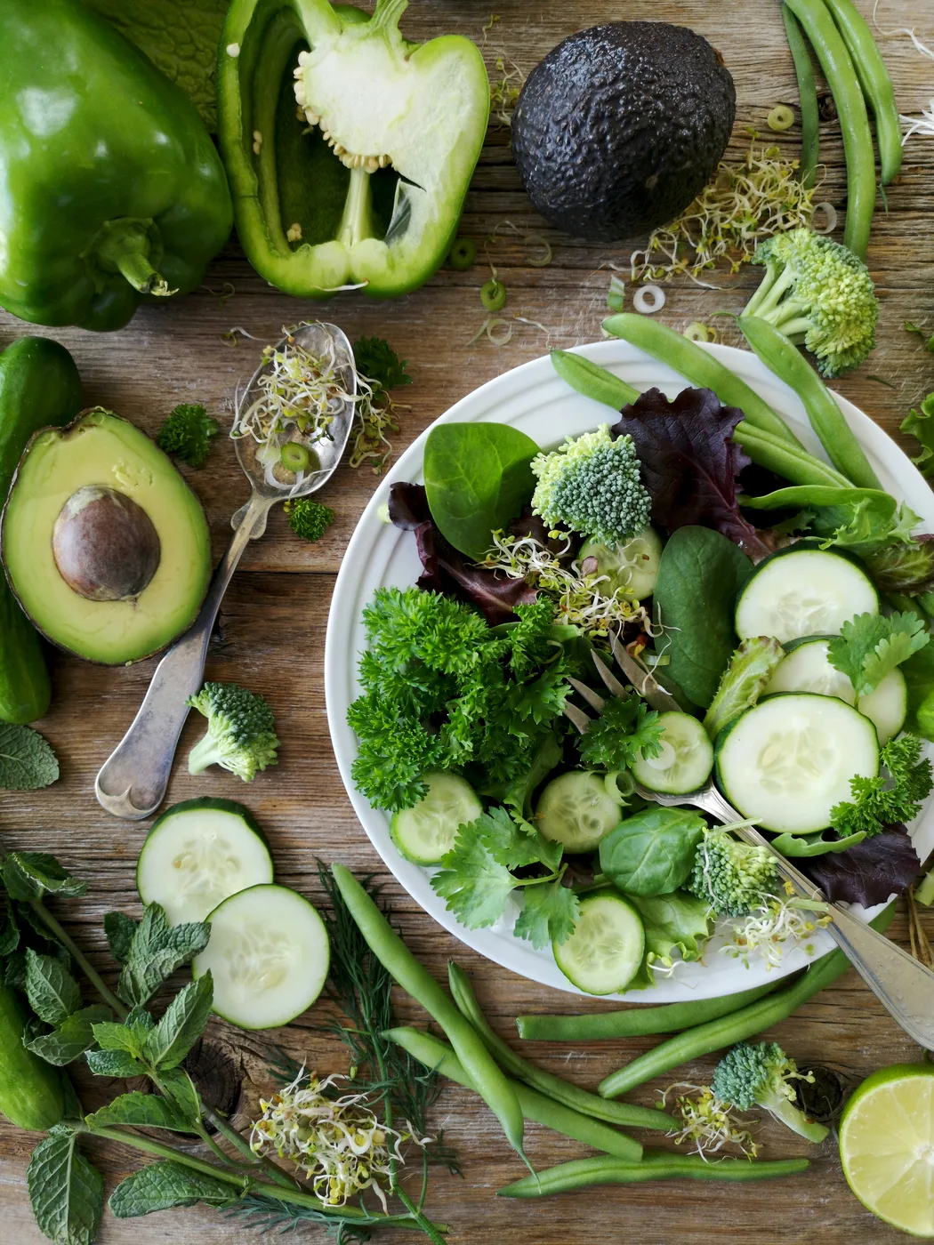 Balanced plate with vegetables, grains and protein-rich everyday food
